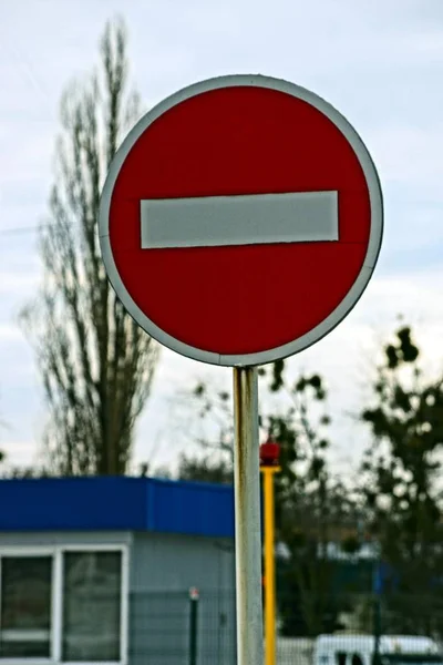 Znak Drogowy Rundy Jest Zabronione Słupie — Zdjęcie stockowe