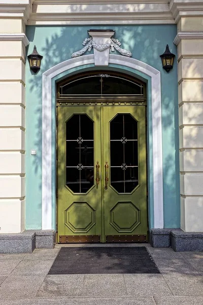 Зеленая Старая Дверь Голубой Стене Фонарями — стоковое фото
