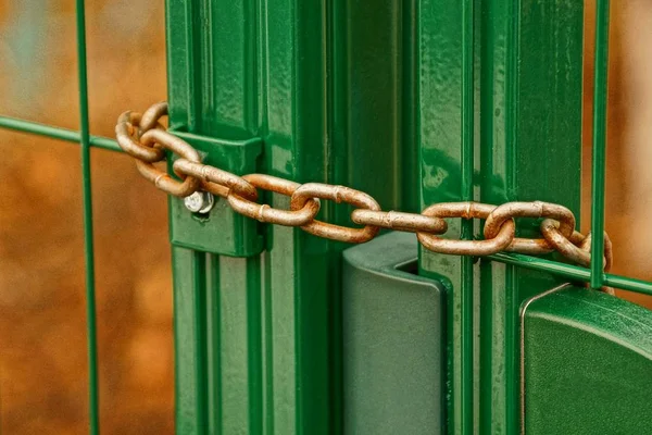 铁门入口处的金属链 — 图库照片