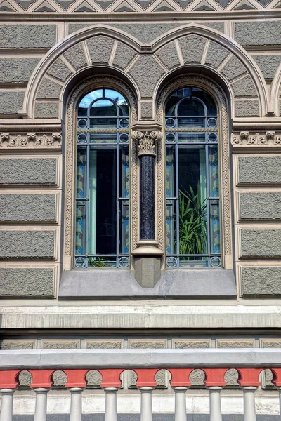 Une Vieille Fenêtre Sur Mur Gris Une Maison Pierre — Photo