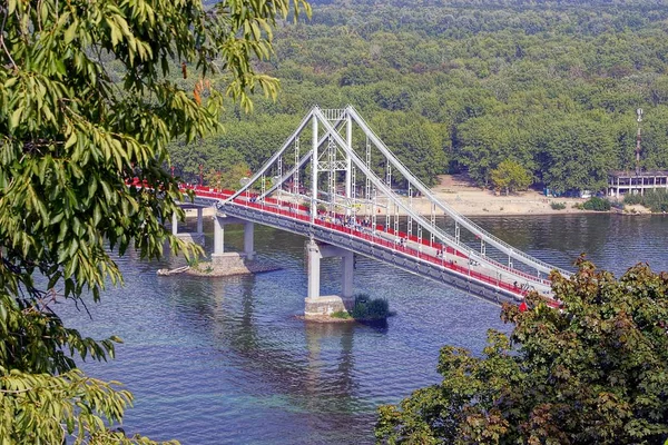 Parte Del Puente Peatonal Sobre Río Entre Árboles Verdes Hoja —  Fotos de Stock