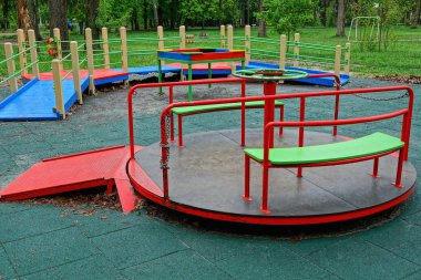 çocuk yuvarlak renkli metal atlıkarınca oyun duruyor 