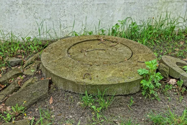 Dışında Çit Tarafından Yeşil Çim Bir Gri Beton Rögar — Stok fotoğraf