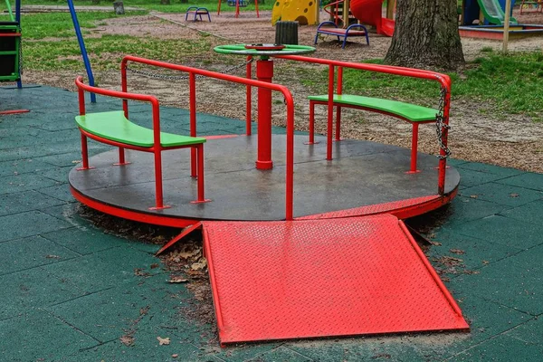 Kinderkarussell Aus Buntem Metall Steht Auf Dem Spielplatz Der Straße — Stockfoto