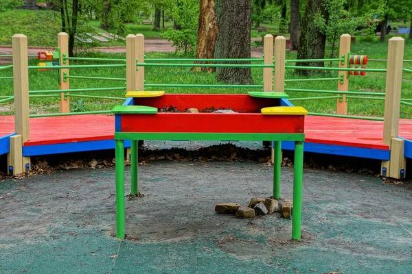 Färgade Barn Bord Står Marken Lekplatsen Parken — Stockfoto