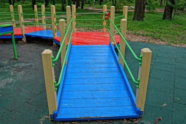 遊び場に橋とはしごを持つ色付きの木製の構造 — ストック写真