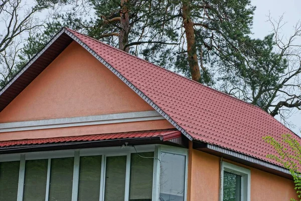 Ático Una Casa Con Ventanas Techo Bajo Las Tejas Rojas — Foto de Stock