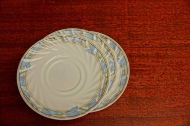 Desenli beyaz tabaklar bir dizi