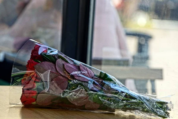 Bouquet Roses Rouges Dans Emballage Sur Table — Photo