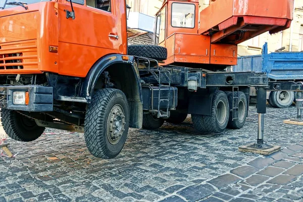 Camión Rojo Con Una Grúa Acera Una Calle Ciudad — Foto de Stock