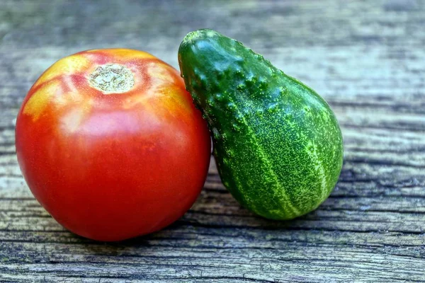 Tomate Vermelho Pepino Verde Uma Placa Madeira Cinza — Fotografia de Stock