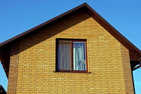 Homlokzata Egy Barna Ház Egy Ablak Kék Eget — Stock Fotó