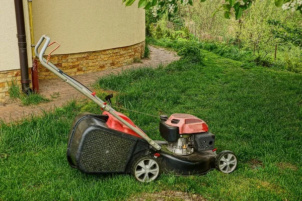 Gräsklipparen Gräsmattan Nära Byggnadens Vägg — Stockfoto