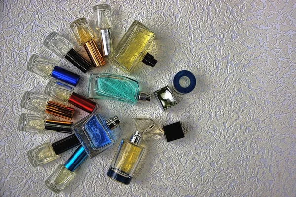 Bottiglie Vetro Con Profumo Colorato Una Superficie Bianca — Foto Stock