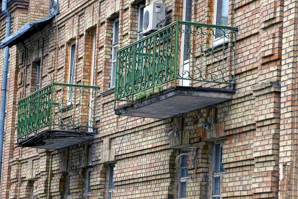 Alter Offener Balkon Der Fassade Des Mit Pflanzen Bewachsenen Gebäudes — Stockfoto