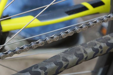 bisiklet üzerinde uzun demir zincir ve gri örgü iğneleri