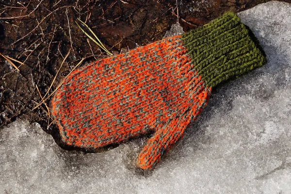 Een Gekleurde Wol Mitten Ligt Witte Sneeuw Aarde — Stockfoto