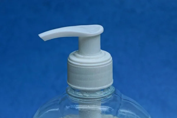 Частина Пластикової Пляшки Білим Дозатором Синьому Фоні — стокове фото