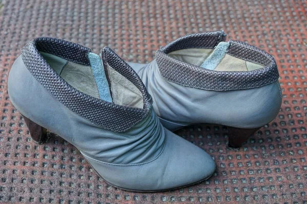 Ζευγάρι Γυναικών Δέρμα Γκρι Παπούτσια Τακούνια — Φωτογραφία Αρχείου