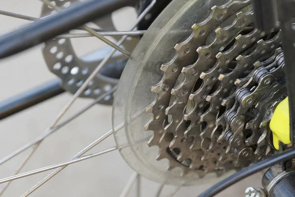 运动自行车的一部分 灰色针织针和金属星 — 图库照片
