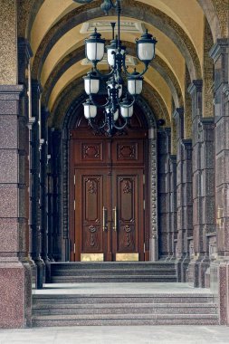 Avizeli koridor ve ahşap kahverengi kapı