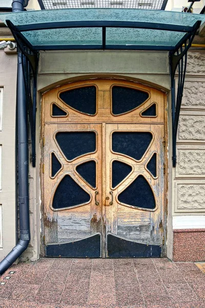 Une Vieille Porte Bois Brun Avec Une Visière Sur Façade — Photo