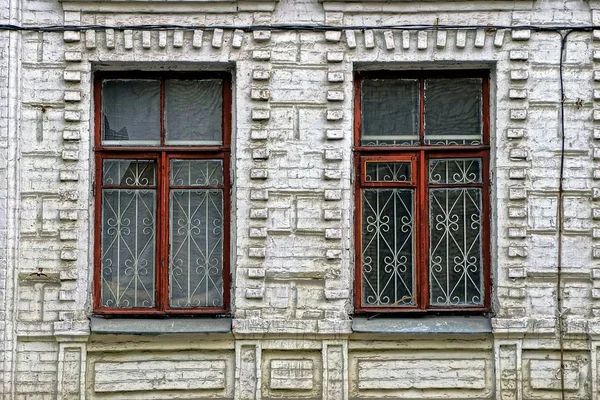 Bir Konut Binanın Gri Tuğla Duvarında Iki Kahverengi Pencere — Stok fotoğraf