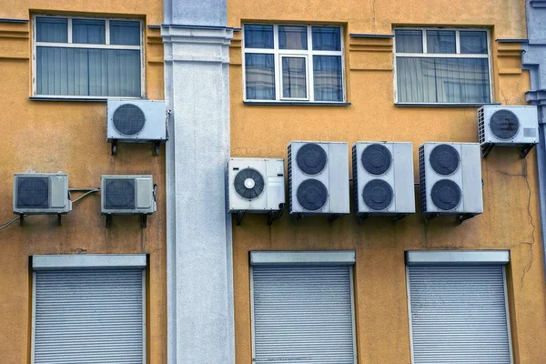 Légkondicionálók Falon Ablakkal Ajtóval — Stock Fotó