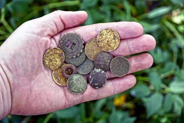 Старые Монеты Пуговица Открытой Ладони — стоковое фото