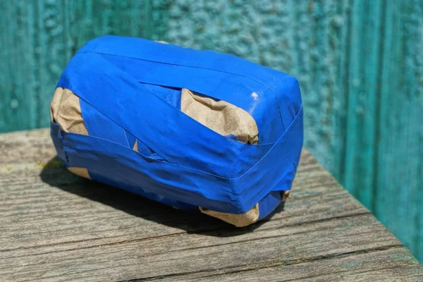 Eine Kleine Schachtel Mit Blauem Klebeband Umwickelt Liegt Auf Einem — Stockfoto