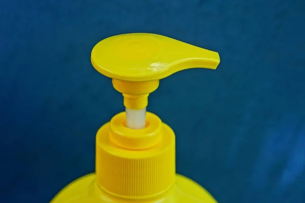 Dispensador Plástico Amarillo Botella Sobre Fondo Azul —  Fotos de Stock