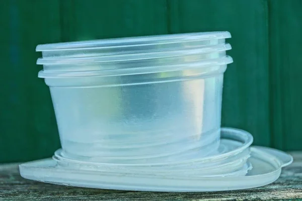 Купа Білого Пластикового Посуду Стоїть Сірому Столі — стокове фото