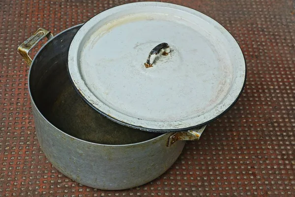 Een Grote Grijze Vuile Aluminium Pan Bedekt Met Een Wit — Stockfoto