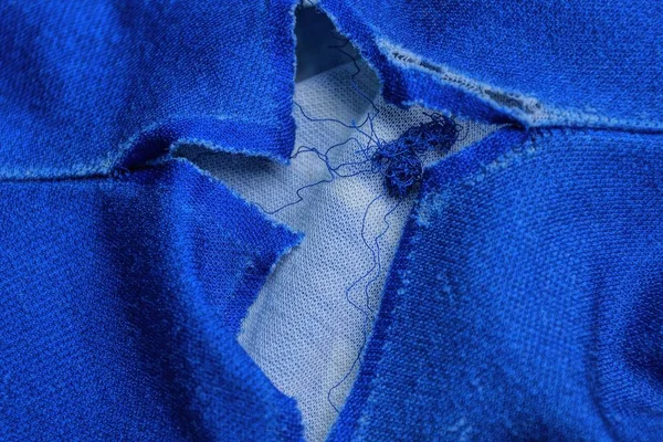 Ένα Κομμάτι Κουρελιασμένο Ρούχο Μια Μεγάλη Άσπρη Τρύπα Μπλε Ύλη — Φωτογραφία Αρχείου