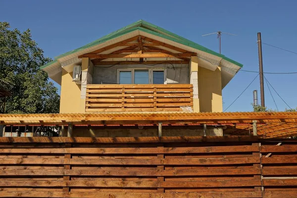 Dachboden Eines Privathauses Mit Holzbalkon Und Fenster Hinter Braunem Zaun — Stockfoto