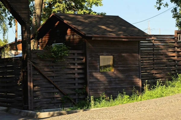 Cerca Madera Rural Marrón Cobertizo Con Una Ventana Exterior Hierba — Foto de Stock