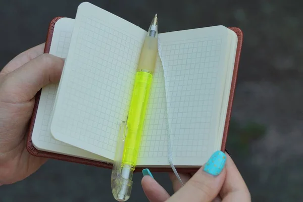 Cuaderno Abierto Con Una Pluma Verde Las Manos Una Niña —  Fotos de Stock