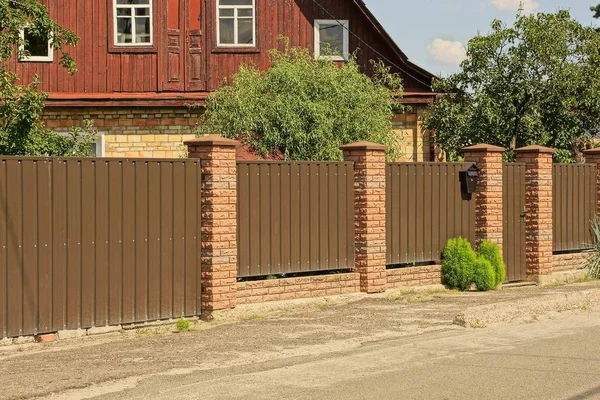 Valla Marrón Puerta Cerrada Metal Ladrillos Calle Por Carretera — Foto de Stock