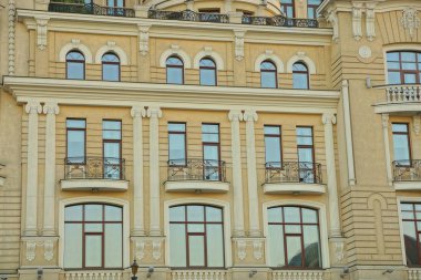 duvarda birçok pencere ile büyük bir kahverengi evin cephe