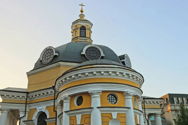 Parte Antiga Igreja Colorida Com Uma Cúpula Uma Cruz Contra — Fotografia de Stock