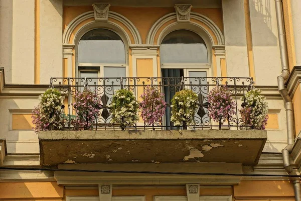 Vecchio Balcone Metallo Aperto Con Fiori Nei Vasi Finestre Sulla — Foto Stock