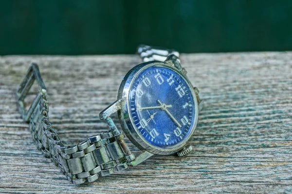 Relógio Azul Velho Shabby Com Uma Cinta Metal Uma Mesa — Fotografia de Stock