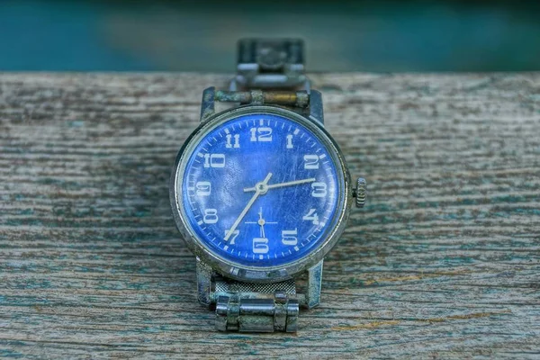 Bleu Vieille Montre Minable Avec Bracelet Métal Sur Une Table — Photo