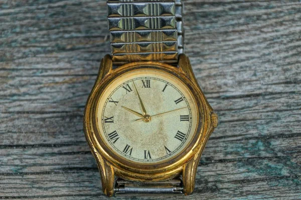 Eine Gelbe Alte Schäbige Uhr Mit Metallarmband Auf Einem Grauen — Stockfoto