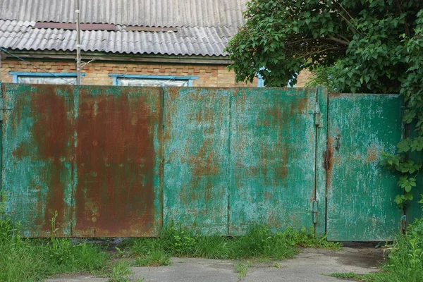 Verde Viejo Oxidado Puertas Metal Una Calle Rural Hierba — Foto de Stock