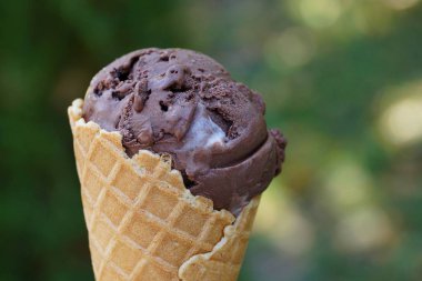 Waffle bardağın içinde kahverengi çikolata dondurması