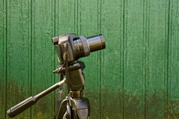 Eine Kamera Auf Dem Hintergrund Einer Grünen Hölzernen Hauswand — Stockfoto