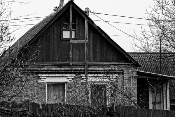 木製のフェンスの後ろの古い家の一部 — ストック写真