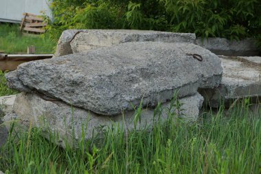 eski beton levhalar kazık sokakta yeşil çim yalan
