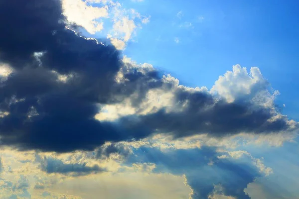 Große Weiße Graue Wolken Blauen Himmel Den Strahlen Der Sonne — Stockfoto